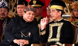 Presiden Joko Widodo berbincang dengan Presiden terpilih yang (waktu itu juga) Menteri Pertahanan Prabowo Subianto