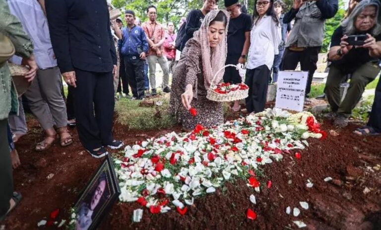 Menkomdigi Meutya Hafid (tengah) menaburkan bunga di atas makam tokoh pers Atmakusumah Astraatmadja (.ant)