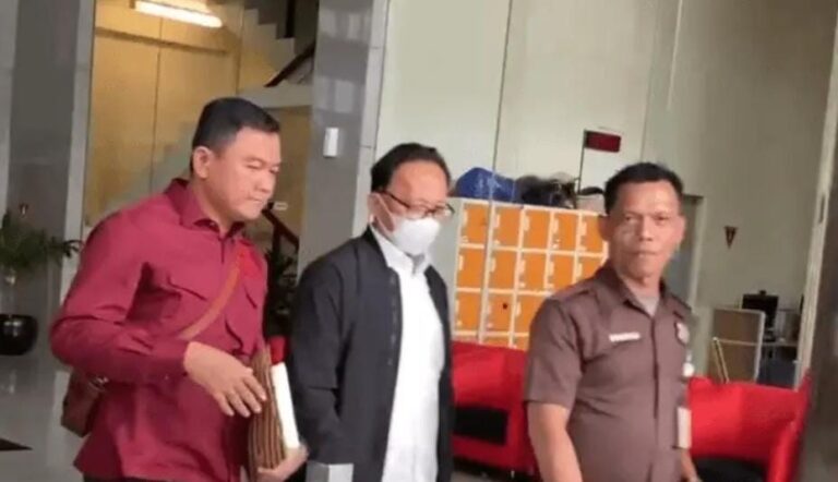 Ridwan Mansyur (tengah) diperiksa penyidik KPK sebagai saksi penyidikan pekara Hasbi Hasan