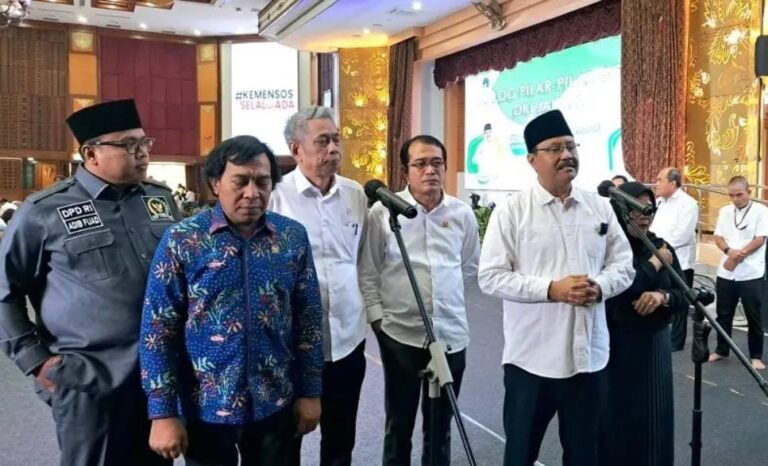Menteri Sosial (Mensos) Saifullah Yusuf (depan, kanan) ditemui media usai diskusi bersama pilar-pilar sosial di Kantor Kemensos