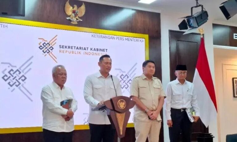 Menteri Koordinator bidang Infrastruktur dan Pembangunan Kewilayahan Agus Harimurti Yudhoyono (AHY) di Istana Negara