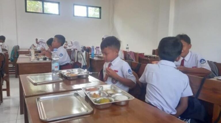 Puluhan Siswa Keracunan Makan Bergizi Gratis