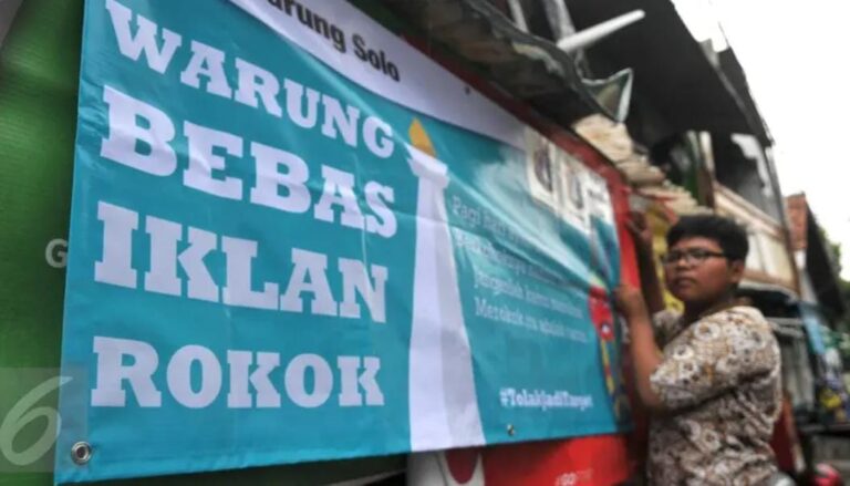 Siswa SMP N 104 Jakarta memasang banner di salah satu warung di kawasan Mampang Prapatan