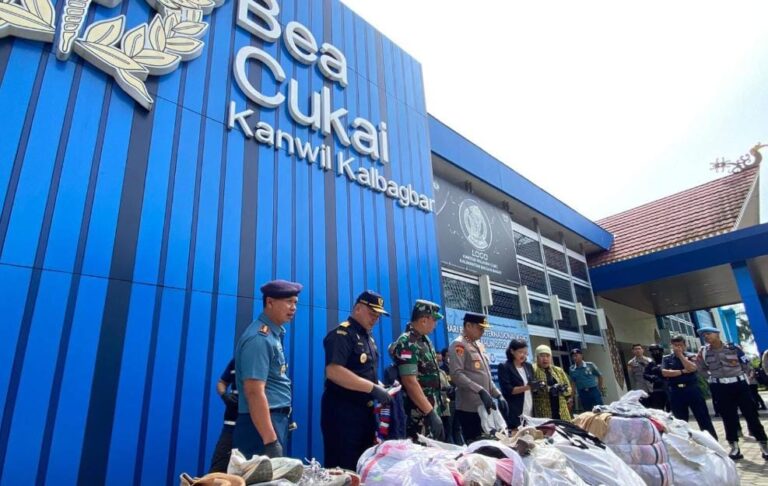 Bea Cukai Amankan Pakaian Bekas Ilegal