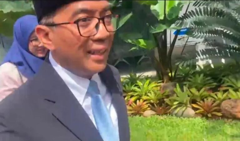 Guru Besar ITB Brian Yuliarto di Kompleks Istana Kepresidenan, Jakarta Pusat, Rabu (19/02/2025)