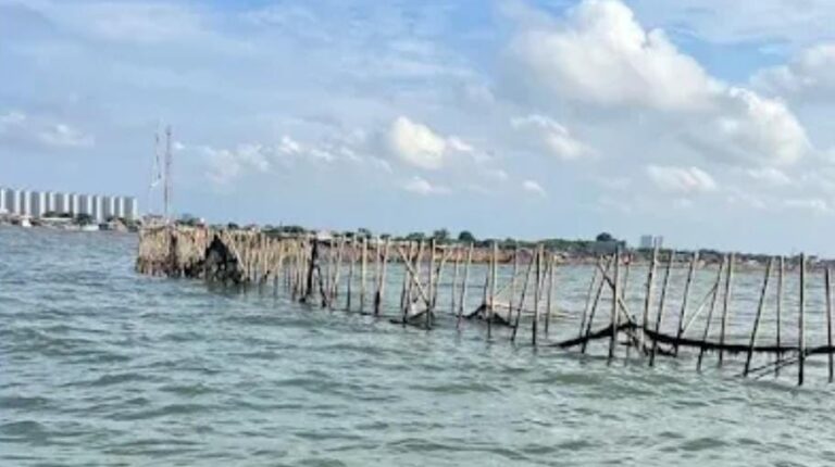 Polemik pagar laut