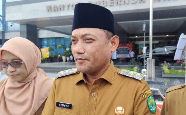 Wagub Kaltim Seno Aji didampingi Sekdaprov Kaltim Sri Wahyuni usai apel pagi di Kantor Gubernur Kaltim