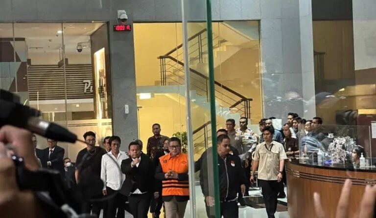 Sekjen PDIP Hasto Kristiyanto mengenakan rompi oranye usai diperiksa KPK (20/02/2025)