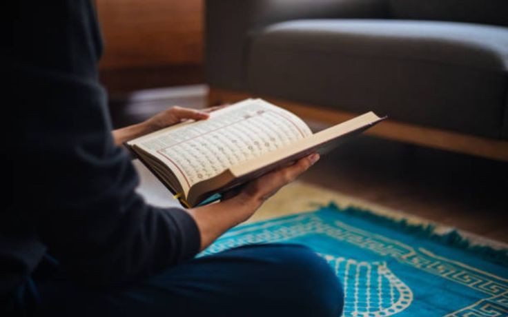 Hukum membaca surah pendek dalam shalat khafifatain