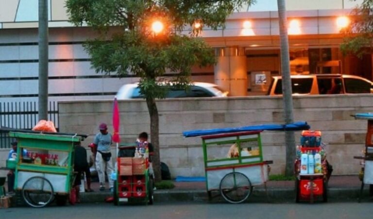 Asal usul istilah pedagang kaki lima