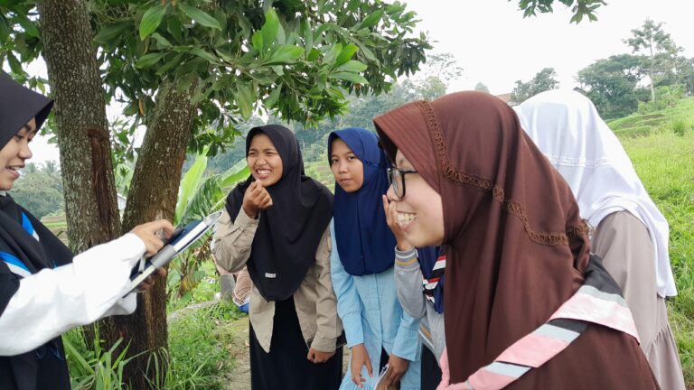 Peserta Ramadan Leadership Camp mengikuti kegiatan Outdoor Activity.