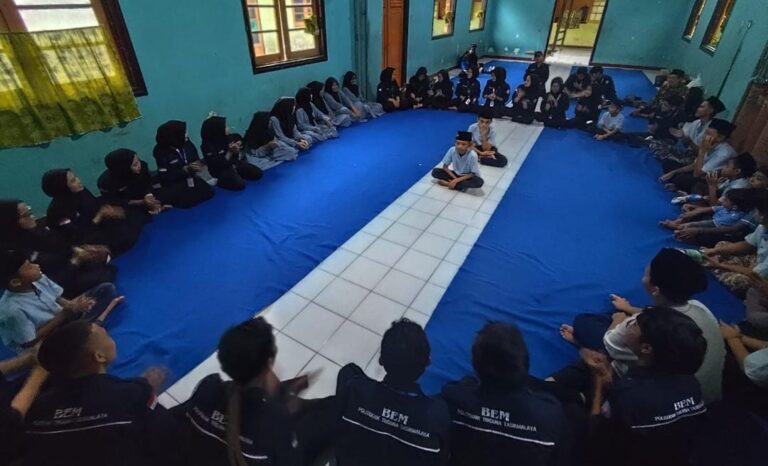 Aksi mahasiswa Politeknik Triguna bersama anak-anak yatim (.riz)