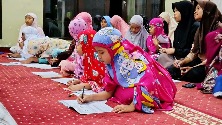 Puluhan santri SD hingga SMA Pesantren Pramuka Khalifa menyimak kisah keteladanan sahabat Nabi, Al-Abbas ibn Ubadah, di Masjid Al-Ikhlas Citepus, Tasikmalaya. Kegiatan ini menjadi bagian dari program pembinaan karakter berbasis nilai Islam dan kepramukaan.
