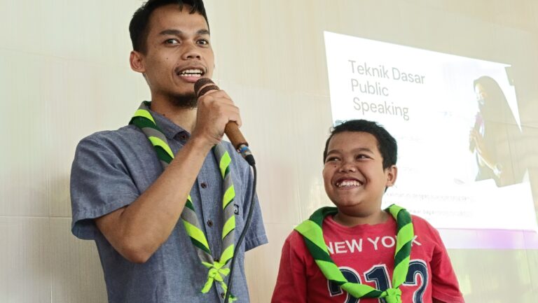 Santri berkegiatan dalam Madrasah Leadership Camp 2025 yang digelar oleh Pesantren Pramuka Khalifa.