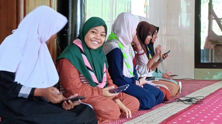 Santri mempresentasikan materi dalam kegiatan Ramadan Leadership Camp.