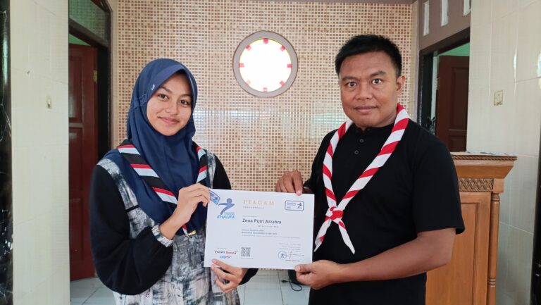 Zena Putri Azzahra, peserta Ramadan Leadership Camp dari SMPN 1 Cisayong kelas IX-H, menerima piagam penghargaan dan Tiska dari Pengasuh Pesantren Pramuka Khalifa, Ahmad Mundzir, pada acara penutupan di Masjid Al-Ikhlas Citepus, Rabu (19/3/2025). Penghargaan ini menjadi simbol keberhasilannya dalam menyelesaikan rangkaian pelatihan kepemimpinan selama bulan Ramadan.