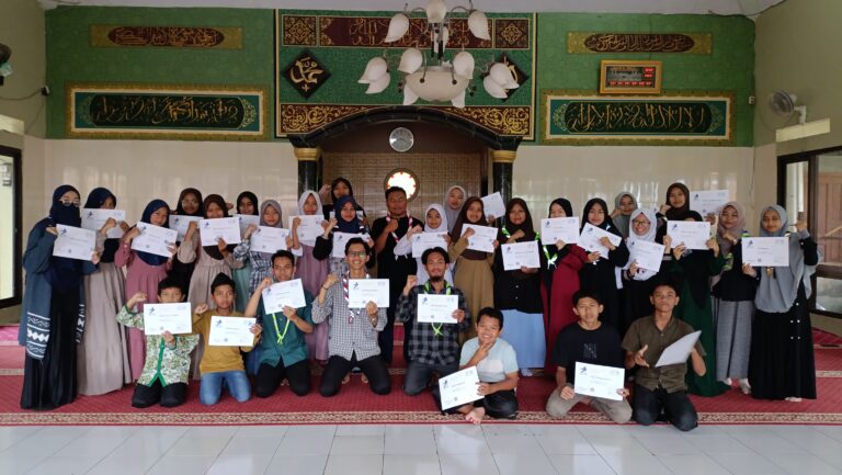 Para peserta Ramadan Leadership Camp menerima piagam penghargaan sebagai simbol keberhasilan mereka dalam mengikuti rangkaian kegiatan kepemimpinan selama bulan suci.