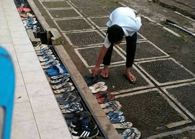 Manfaat menyusun sandal dengan rapi