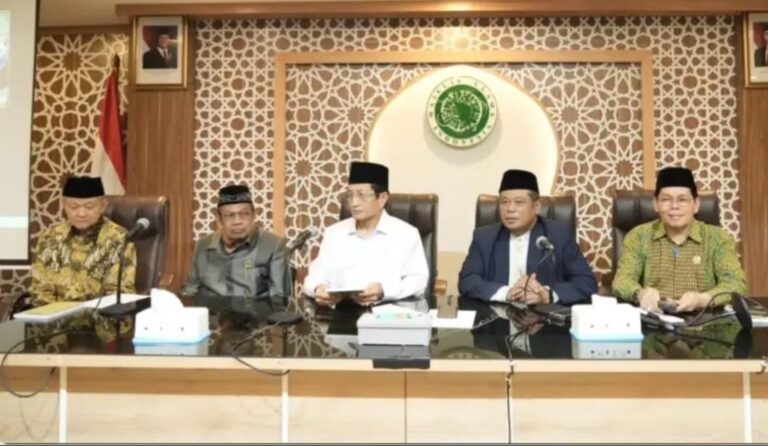 Key-phrase: Bantuan Kementerian Agama untuk MUI Meta Deskripsi: Menteri Agama Nasaruddin Umar menyerahkan bantuan operasional Rp 3 miliar kepada MUI untuk mendukung kegiatan organisasi. Tags: Kementerian Agama,MUI,Bantuan Operasional,Majelis Ulama Indonesia,Silaturahmi Menag