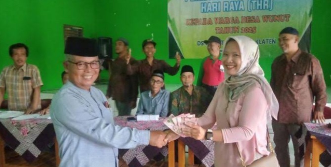 Pembagian THR Desa Wunut 2025
