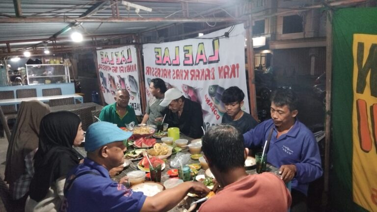 Puluhan pedagang dan pengurus paguyuban PK5 Sawotratap dan Pepelegi saat buka puasa bersama