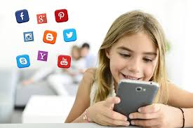 Gambar anak main media sosial
