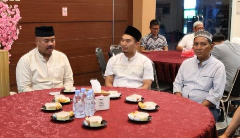 Asisten II Setkab Kukar Ahyani Fadianur Diani buka puasa bersama PT MGRM