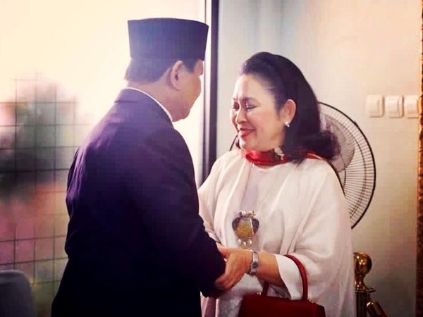 Prabowo dan Titiek Soeharto buka puasa bersama