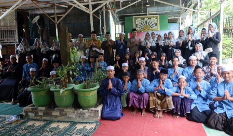 Bakti sosial DWP Kukar di Ponpes Al Farisyah Hasyim