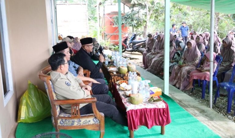 Bupati Kukar Edi Damansyah serahkan bantuan alat hadrah dan seragam majelis