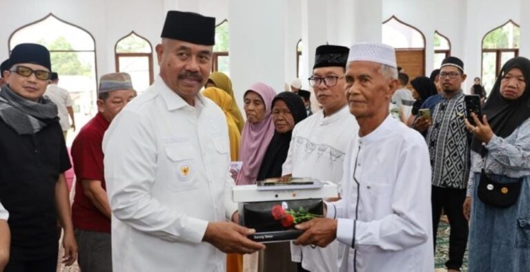 Kunjungan Bupati Kukar dan bantuan ke masjid serta warga