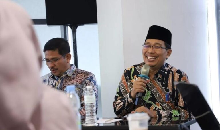Direktur Pemberdayaan Zakat dan Wakaf Kemenag Waryono Abdul Ghafur (kanan) di Jakarta. (.nag)
