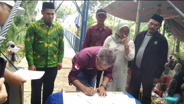 Perwakilan Mandiri Amal Insani (MAI) Mangatas Simanjuntak menandatangani berita acara penyerahan jembatan gantung Ciburuy, didampingi oleh Kepala Desa Cibalanarik Juju Juariyah (.dex)