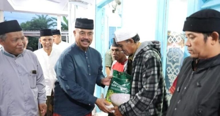 Bupati Kukar, Edi Damansyah, melaksanakan Safari Subuh sekaligus menyerahkan bantuan kepada warga (.ist)