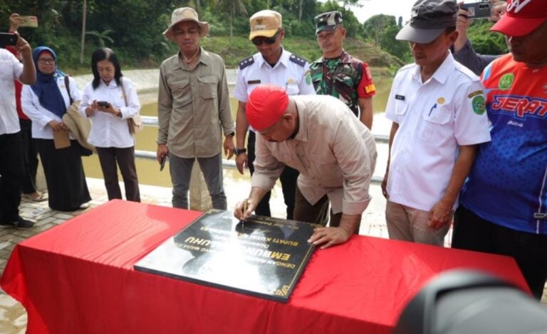 Bupati Kutai Kartanegara (Kukar) Edi Damansyah saat meresmikan Embung Maluhu di Jalan Semeru RT 18, Kecamatan Tenggarong (.ist)