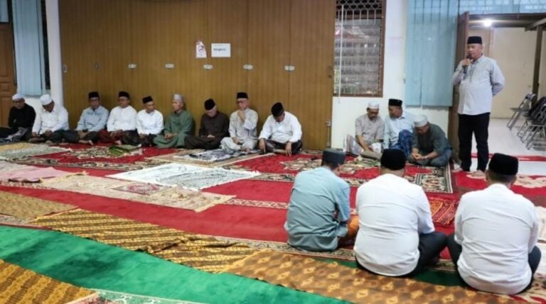 Saat Bupati Edi Damansyah bersama Tim Safari Subuh/Safari Syawal Pemkab Kukar melanjutkan kunjungannya ke Dinas Lingkungan Hidup dan Kehutanan (DLHK) Kukar