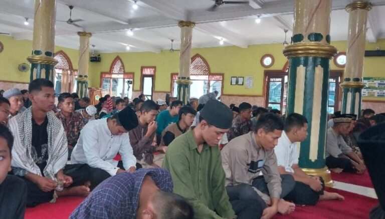 Bupati Kutai Kartanegara (Kukar) Edi Damansyah saat silaturahmi Safari Jum’at di Masjid Hayyun Al-Mubarok, Kelurahan Loa Ipuh, Komplek LDII, Kecamatan Tenggarong