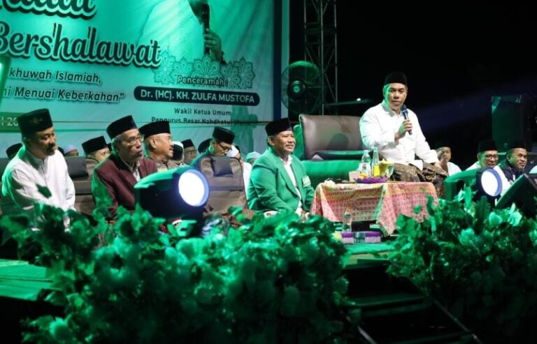 Bupati Kutai Kartanegara (Kukar) Edi Damansyah menutup rangkaian kunjungan kerja di Kecamatan Loa Janan dengan menghadiri Halal Bihalal dan Loa Janan Bershalawat di halaman Kantor Camat