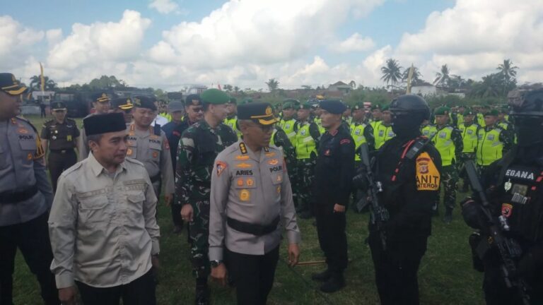 Karo OPS Polda Jabar Kombes Laode Arie mengecek kesiapan anggota saat Apel Gelar Pasukan di Stadion Olahraga Kabupaten Tasikmalaya