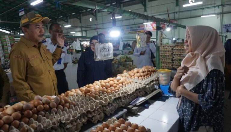 Monitoring harga dan stok kebutuhan pokok Pasar Mangkurawang