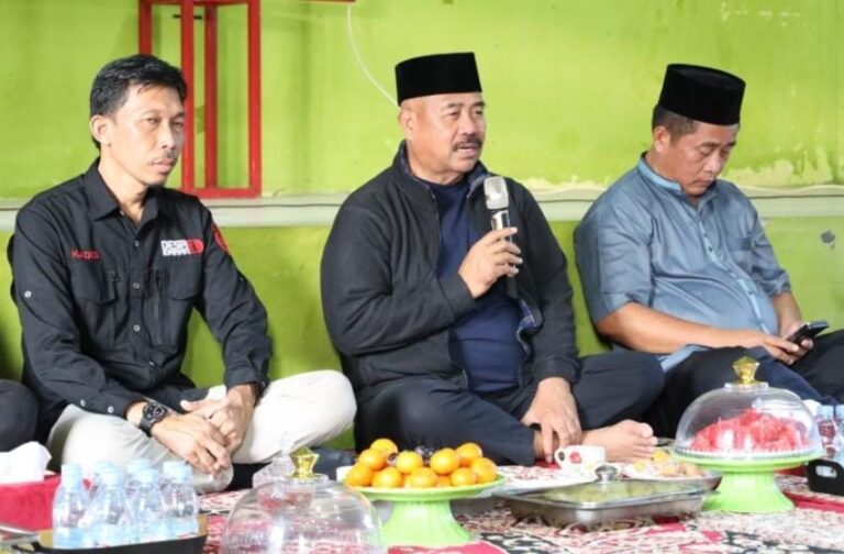 Bupati Kukar Edi Damansyah serahkan bantuan sarana ibadah dan berpamitan kepada masyarakat Rapak Lambur jelang akhir masa jabatan