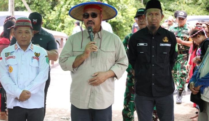 Bupati Kukar resmikan tiga Pustu dan serahkan bantuan sembako di Kembang Janggut