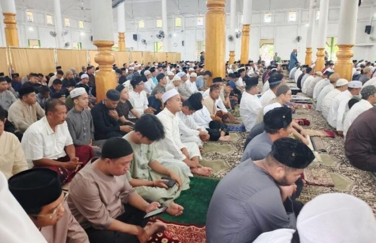 Sekda Kukar ikuti Sholat Idul Fitri