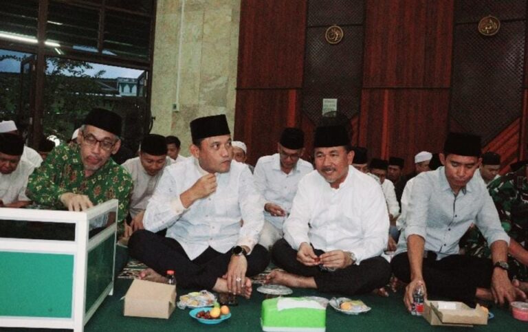 Pemprov Kaltim serahkan bantuan hibah ke 32 lembaga Kukar dalam Safari Ramadan