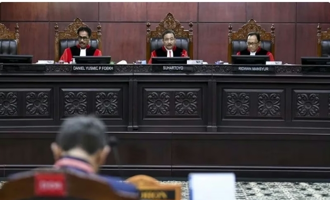 Ketua Mahkamah Konstitusi (MK) Suhartoyo didampingi Hakim Konstitusi Daniel Yusmic Foekh (kiri) dan Ridwan Mansyur (kanan)