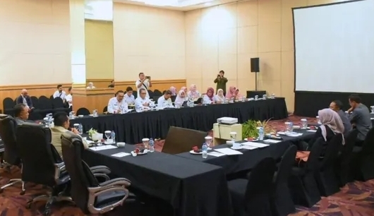 Suasana rapat Pansus LKPj Kaltim bersama sejumlah OPD di Ballroom Hotel Platinum, Samarinda pada Rabu (30/4/2025).