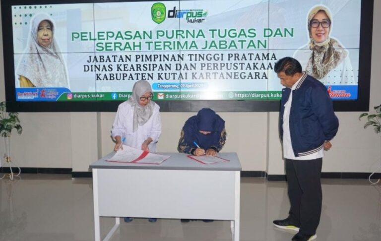 Sertijab Kepala Dinas Perpustakaan Kukar menandai purna tugas Hj. Aji Lina Rodiah dan awal kepemimpinan Rinda Desianti