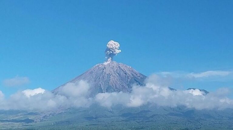 Gunung Semeru meletus 15 April 2025