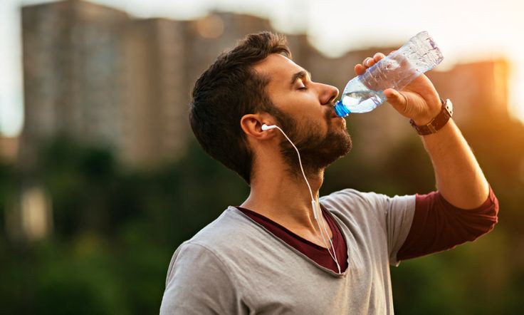 efek minum sambil berdiri bagi kesehatan