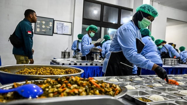 Petugas menyiapkan paket makanan bergizi gratis (MBG) di dapur Sekolah Staf dan Komando Angkatan Laut (Seskoal)